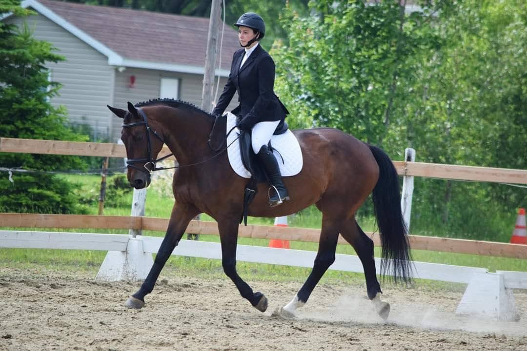 Alice et son cheval Rainbow en dressage lors d'une compétition