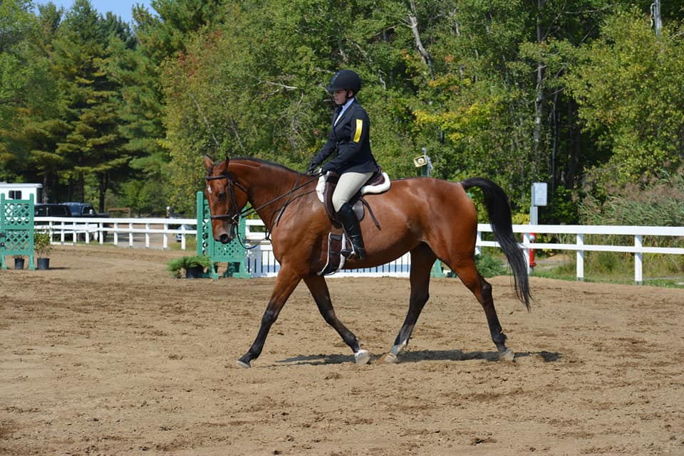 Florence et son cheval Promise au trot sur le plat lors d'une compétition