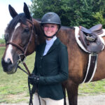 Shanel souriant à la caméra aux côtés de son cheval Big Bird en compétition