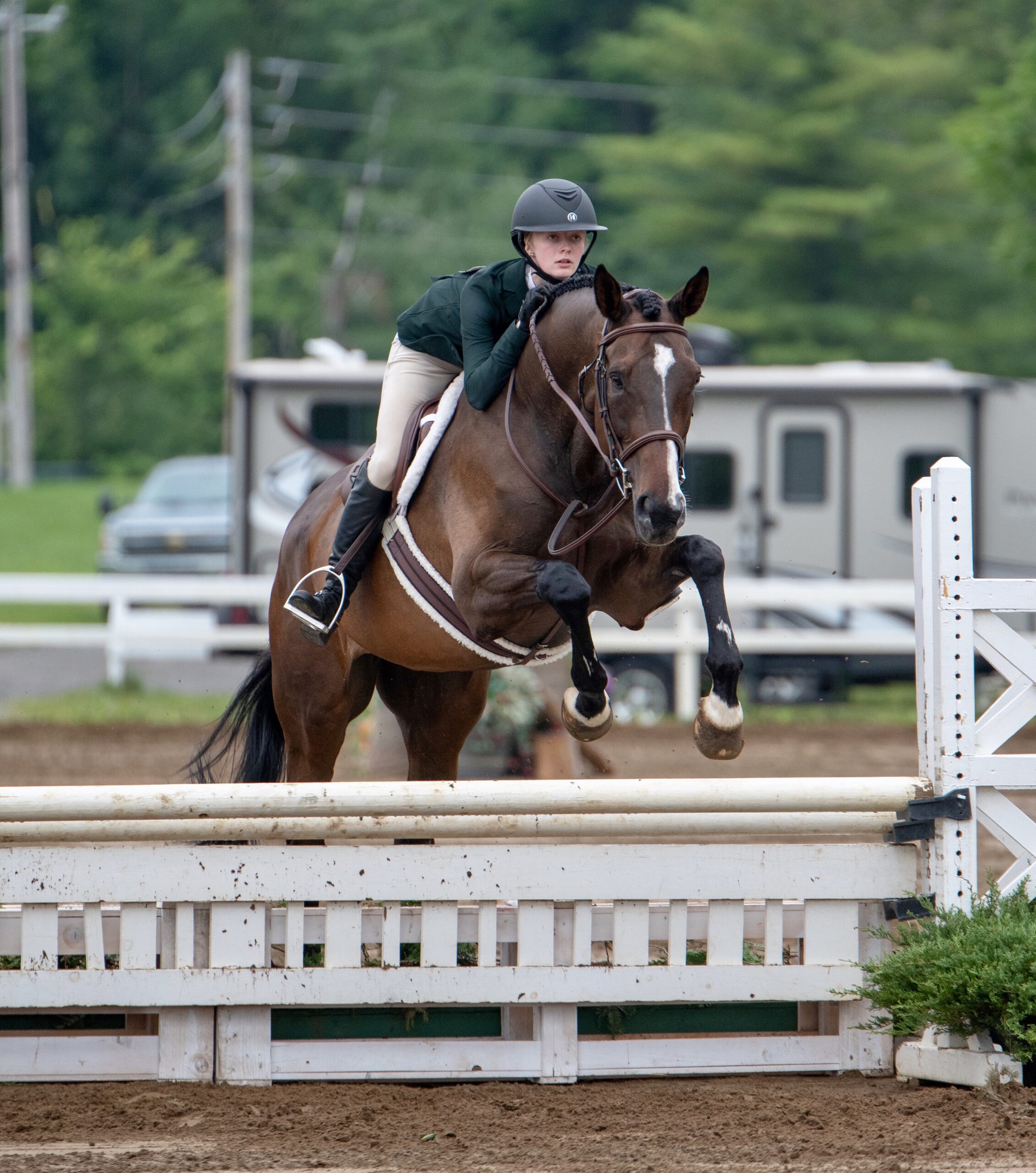 Shanel sur son cheval Big Bird au dessus de l'obstacle en compétition