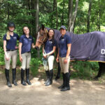 Joannie Authier et ses élèves (shanel, sarah-marie et clémence) avec le cheval Callaway